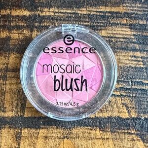 Essence Mosaic Blush in Pink